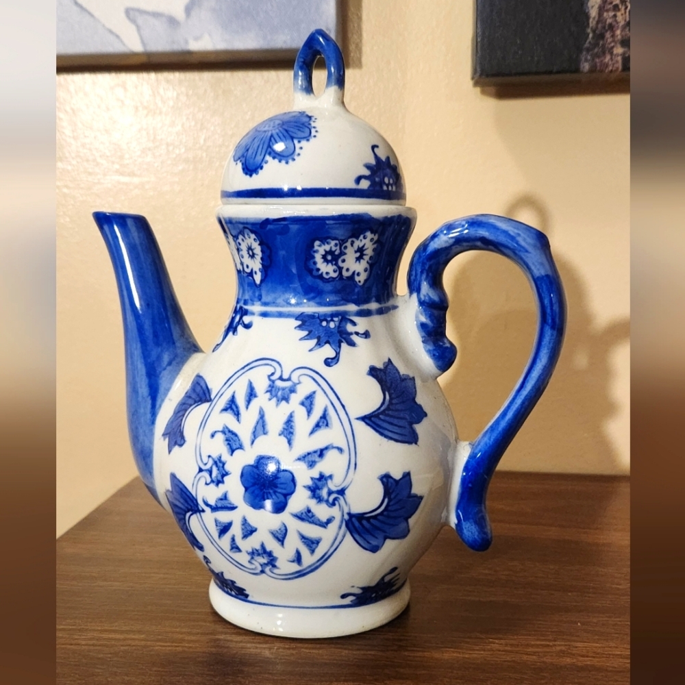 Vintage Chinese Cobalt Blue & White Porcelain Ceramic 8" Teapot w/ Lid